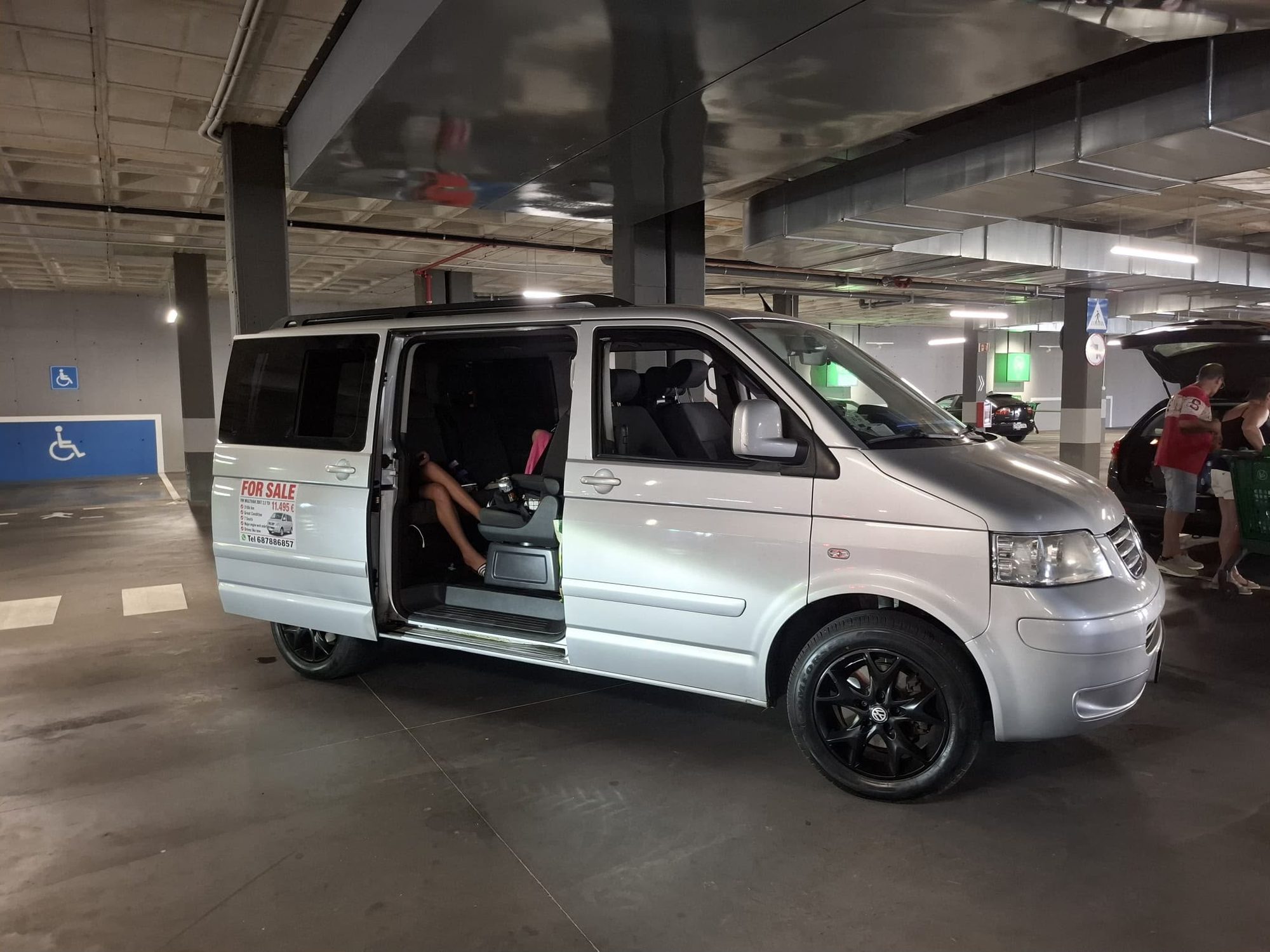 Volkswagen Multivan side profile, sliding door open